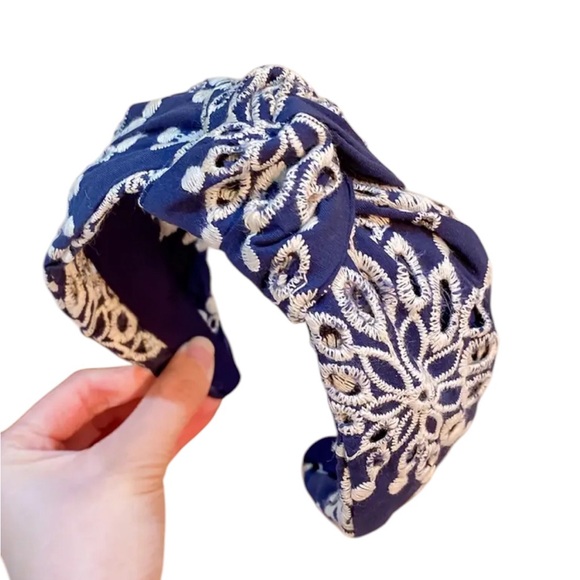 Accessories - 🌼 2/$35 🌼 Elegant Blue Floral Embroidered Headband